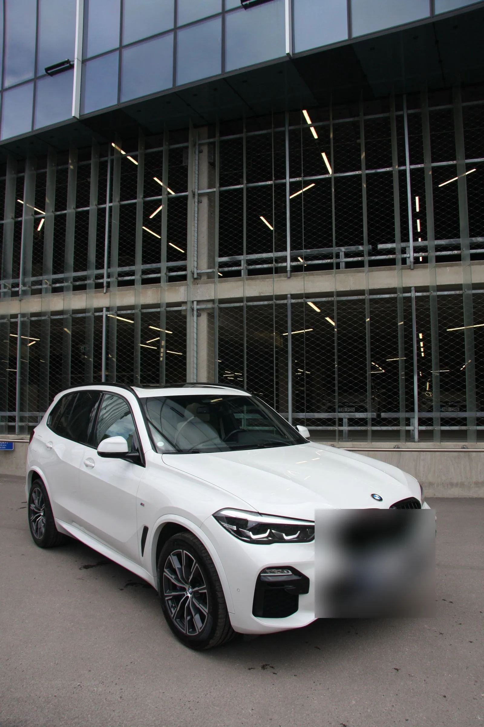 White BMW after Deus Comfort exterior care.
